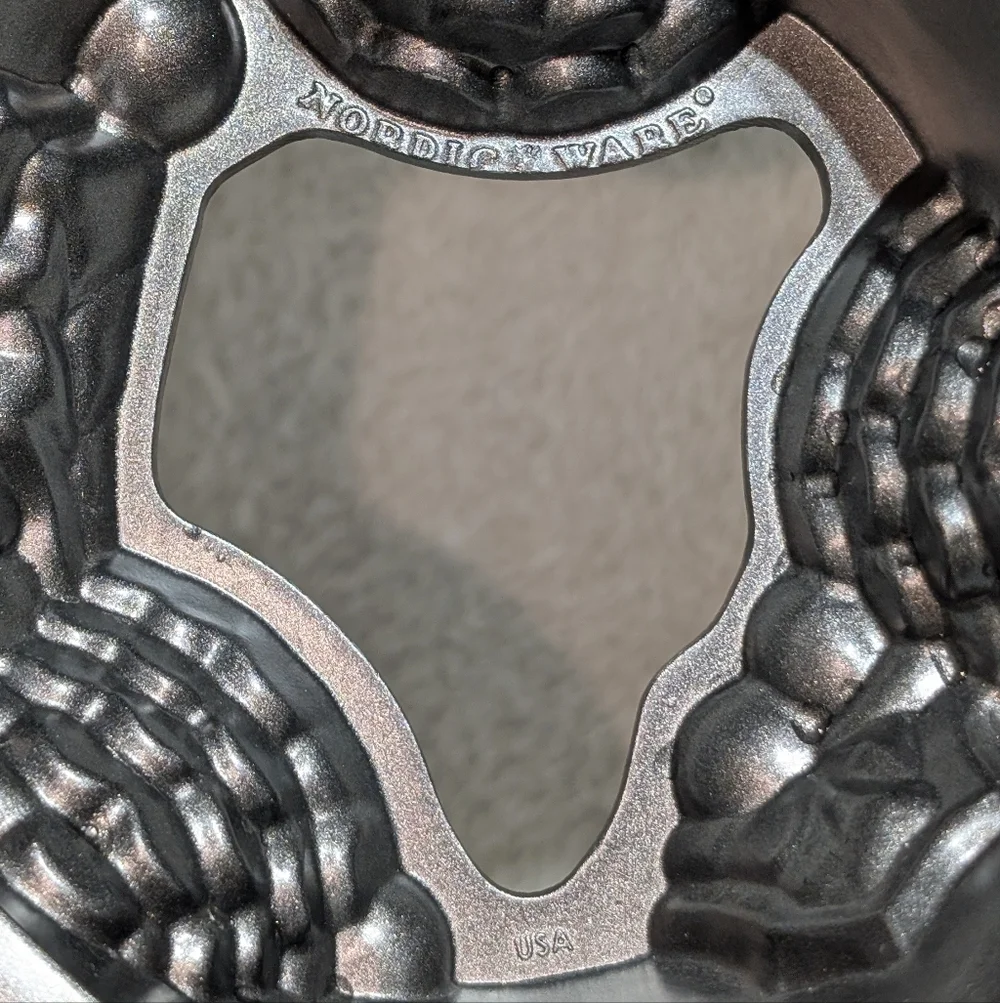 Nordic Ware Christmas Holiday Wreath Nonstick Aluminum Bundt Cake Pan 9 cup